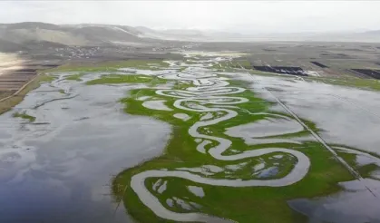 Karın eridiği Göle Ovası'nda oluşan menderesler havadan görüntülendi