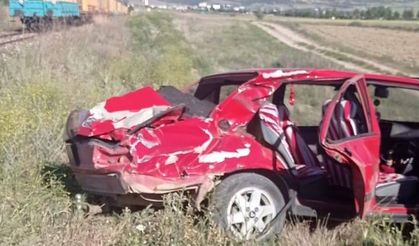 Isparta'da yük treninin çarptığı otomobildeki 3 kişi yaralandı