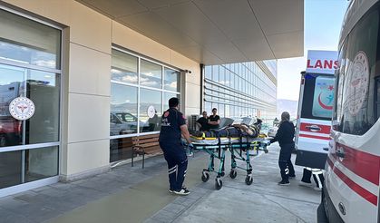 Burdur'da iki otomobilin çarpıştığı kazada 10 kişi yaralandı