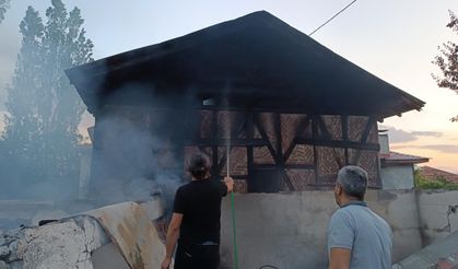 Kastamonu'da çıkan yangında 2 ev, samanlık, ahır, traktör ve ambarlar zarar gördü