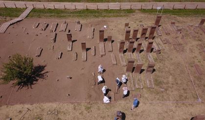 Ahlat Selçuklu Meydan Mezarlığı'nda Birinci Dünya Savaşı'nın oluşturduğu tahribatın izleri siliniyor