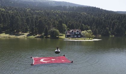 Bolu'da JAK timi Zafer Bayramı'nı göl yüzeyinde açılan Türk bayrağıyla kutladı