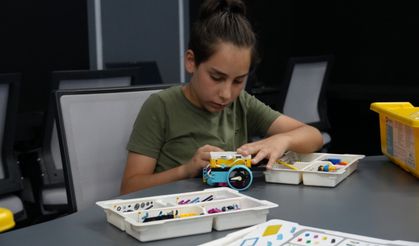 Düzce Bilim Merkezinde gençler ve çocuklar bilimi eğlenerek öğreniyor