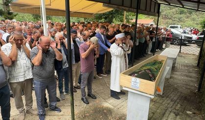 Ordu'da öğretmenin okul bahçesinde aracıyla çarpması sonucu ölen 7 yaşındaki öğrenci toprağa verildi