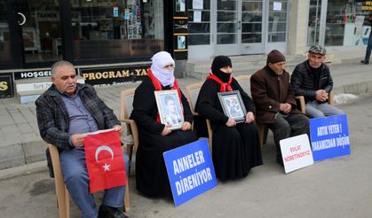 Muşlu aileler, DEM Parti binası önündeki "evlat nöbeti"ni sürdürdü