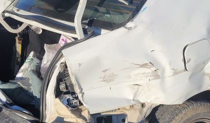 Afyonkarahisar'da servis minibüsü ile otomobil çarpıştı, 16 kişi yaralandı