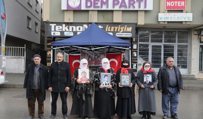 Muşlu aileler DEM Parti binası önündeki "evlat nöbeti"ni sürdürdü