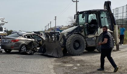 Balıkesir'de kepçeyle otomobilin çarpıştığı kazada 2 kişi yaralandı