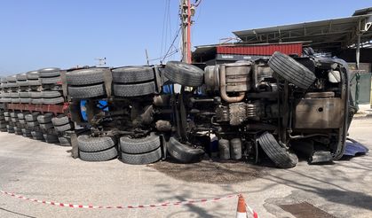 Çanakkale'de rüzgar türbini pervanesi taşıyan tır devrildi