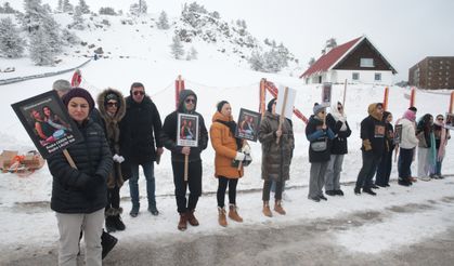Kartalkaya'daki yangında yaşamını yitiren 78 kişi otelin önünde anıldı