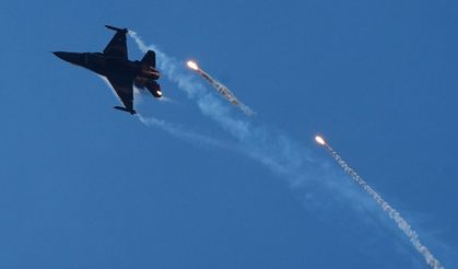 SOLOTÜRK, Şehitler Abidesi semalarında gösteri uçuşu yaptı