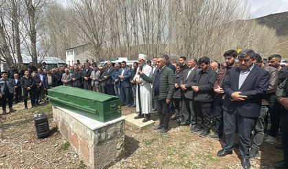 Van'da trafik kazasında ölen baba ve iki kızı defnedildi