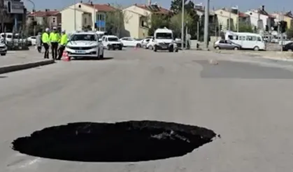 Afyonkarahisar’da asfalt yol çöktü, çukur oluştu
