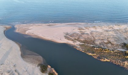 İlkbahar yağışlarıyla su seviyesi artan İğneada longozlarındaki Mert Gölü denizle birleşti