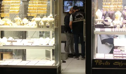 Yaşlı gibi davranıp taş ve biber gazıyla kuyumcu soymaya kalkmıştı! Banka çalışanının ifadesi ortaya çıktı