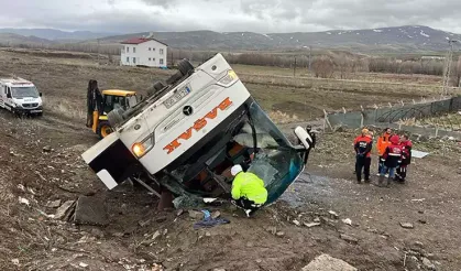 Sivas'ta yolcu otobüsü devrildi: Ölü ve yaralılar var