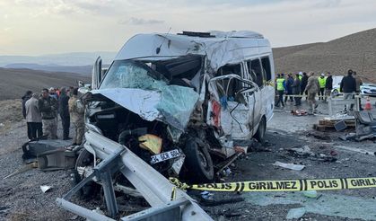 Van’da katliam gibi kaza! Yolcu minibüsüyle kamyonet çarpıştı: 7 can kaybı, 12 yaralı