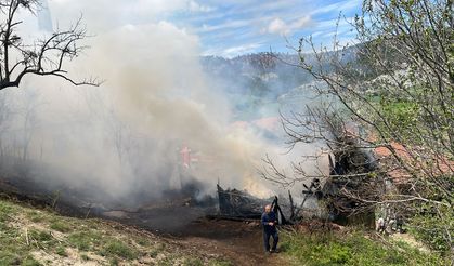 Bolu'da çıkan yangında cami, köy konağı ve bir ev yandı