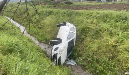 Bolu'da dereye devrilen otomobildeki 2 kişi yaralandı