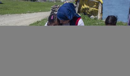 Kars'ta öğrenciler köyde kapı kapı dolaşıp Anneler Günü'nü çizdikleri resimlerle kutladı