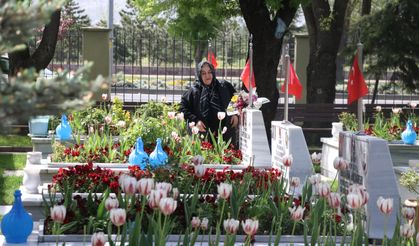 Kayseri'de şehit anneleri, Anneler Günü'nde evlatlarının kabri başında dua etti