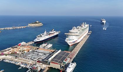 Kuşadası'na 4 kruvaziyerle 7 bin 427 turist geldi
