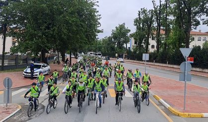 Sakarya'da trafikte farkındalık için her yaştan sporseverin katılımıyla bisiklet turu düzenlendi