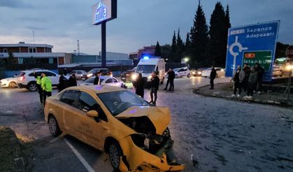Sapanca'da taksi ile otomobilin çarpıştığı kazada 6 kişi yaralandı