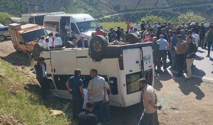 Hakkari'de öğrenci servisi devrildi