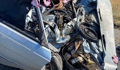 Çanakkale’de iki araba kafa kafaya çarpıştı