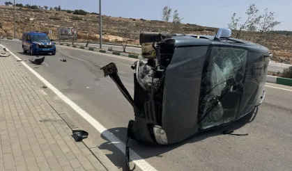 Kilis'te hafif ticari araç devrildi