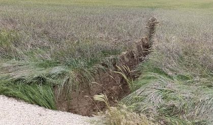 Konya’da sağanak sonrası tarım arazisinde yarık