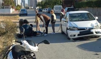 Mersin'de otomobille 2 elektrikli bisiklet çarpıştı
