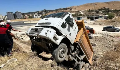 Şanlıurfa’da kamyon şarampole düştü, sürücü kepçeyle kurtarıldı