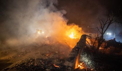 Sakarya'da çıkan yangın kontrol altına alınmaya çalışılıyor