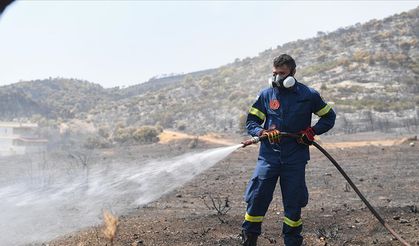 Atina’da yangın nedeniyle halk güvenli bölgeye taşındı