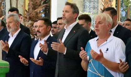 Bakan Bayraktar, Hatay'da teyzesinin cenaze törenine katıldı