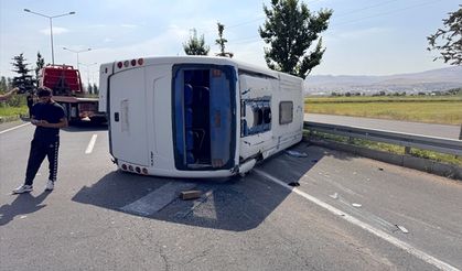 Erzurum’da askeri servis devrildi