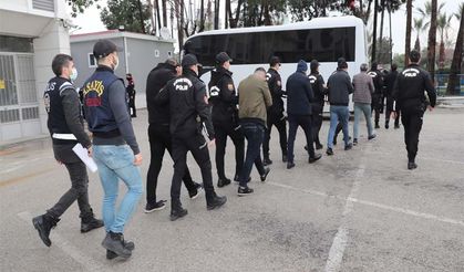 Mersin’de fuhuş çetesine eş zamanlı baskın