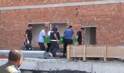 Şanlıurfa’da inşaatta tabela çöktü