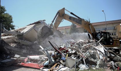 Balıkesir'deki depremde yıkılan binanın enkazı kaldırılıyor