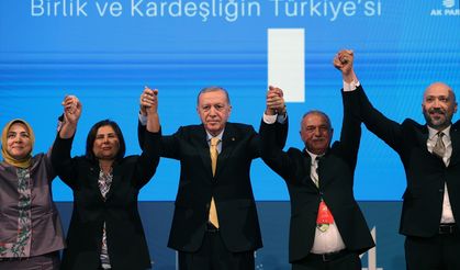 Özlem Çerçioğlu, AK Parti rozetini taktı