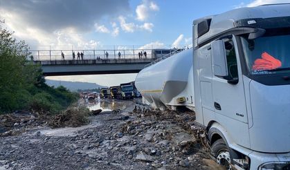 Hatay’da sağanak otoyolu ulaşıma kapattı