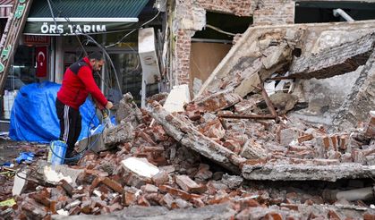 Sındırgı'da yıkılan binaların enkazı kaldırılıyor