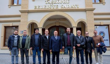 Gazze'de bacağını kaybeden gazeteci Shehada, Taşköprü Belediyesini ziyaret etti