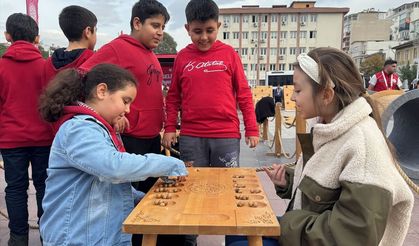 'Geleneksel Oyunlar Tırı' Manisa'da çocuklarla buluştu