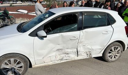 Hatay'da iki otomobilin çarpıştığı kazada 4 kişi yaralandı