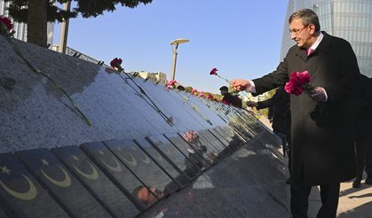 Cumhurbaşkanı Yardımcısı Yılmaz Bakü'de şehitlikleri ziyaret etti