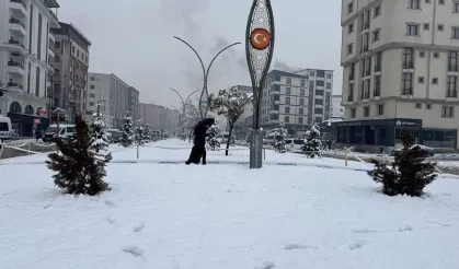 Yoğun kar nedeniyle 62 yerleşim yolu kapandı