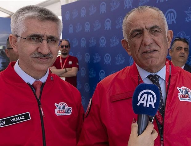 KKTC Milli Eğitim Bakanı Çavuşoğlu, TEKNOFEST KKTC'deki stantları gezdi